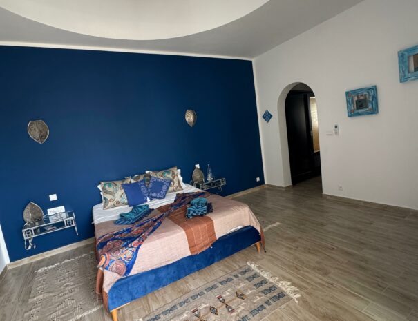 Ambiance douce et chaleureuse dans une suite soigneusement aménagée au cœur de notre maison d’hôte à Djerba.