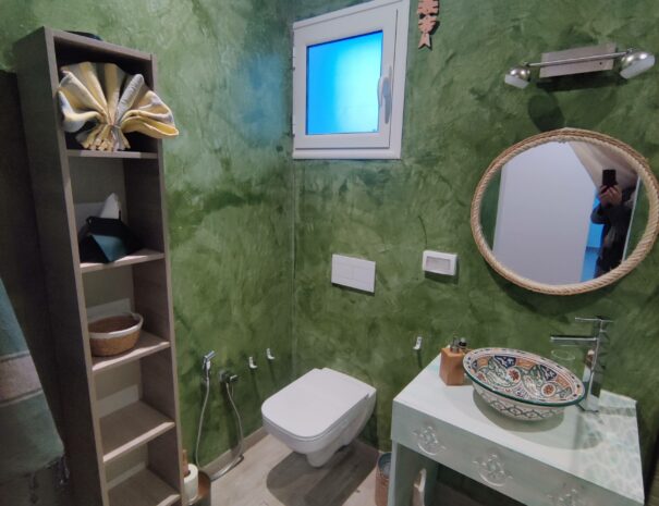 Salle de bain de la Suite Émeraude à Dar El Kahina, ambiance verte rafraîchissante