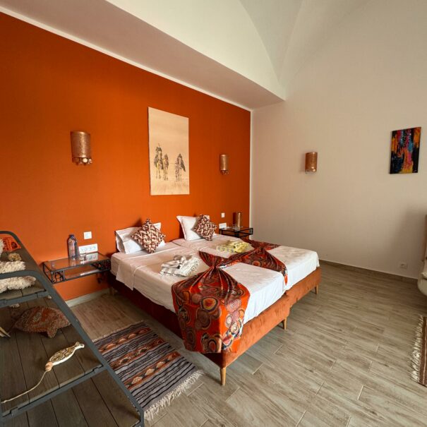 Découvrez le charme authentique de notre suite, alliant confort et élégance au sein de notre maison d’hôte à Djerba.