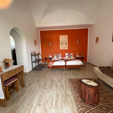 Découvrez le charme authentique de notre suite, alliant confort et élégance au sein de notre maison d’hôte à Djerba.
