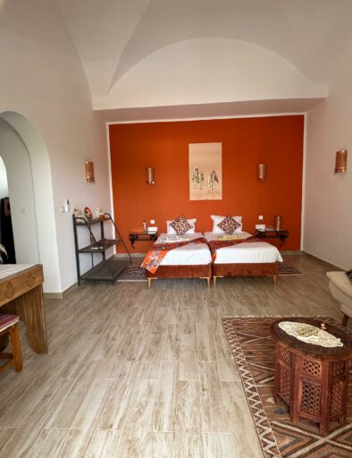Découvrez le charme authentique de notre suite, alliant confort et élégance au sein de notre maison d’hôte à Djerba.