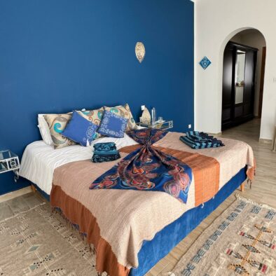 Suite Azur à Dar El Kahina, maison d’hôte à Djerba avec décoration élégante et ambiance paisible