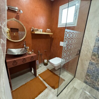 Salle de bain de la Suite Sahara à Dar El Kahina, tons sable chaleureux