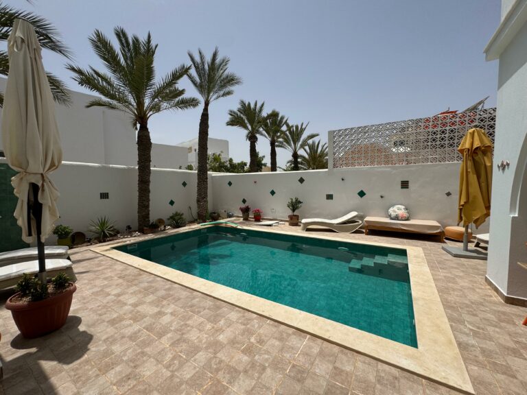 Profitez d’un moment de détente dans la piscine de notre maison d’hôte à Djerba, un cadre apaisant entre soleil, calme et confort.