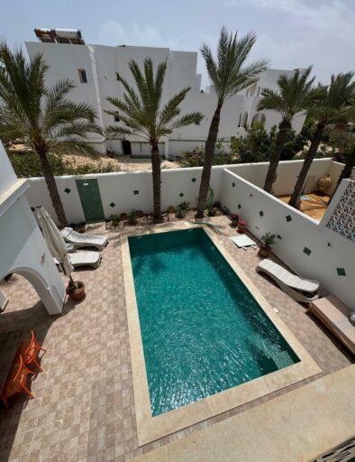 Profitez d’un moment de détente dans la piscine de notre maison d’hôte à Djerba, un cadre apaisant entre soleil, calme et confort.