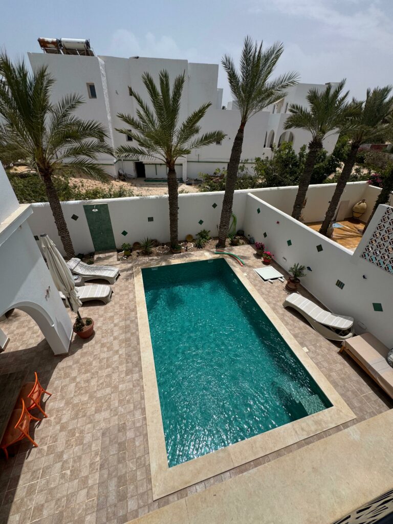 Profitez d’un moment de détente dans la piscine de notre maison d’hôte à Djerba, un cadre apaisant entre soleil, calme et confort.