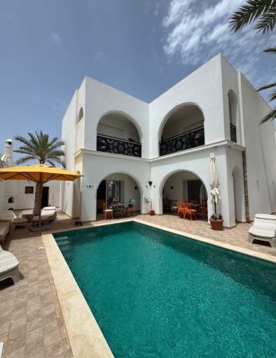 Profitez d’un moment de détente dans la piscine de notre maison d’hôte à Djerba, un cadre apaisant entre soleil, calme et confort.