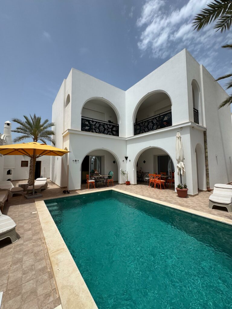 Profitez d’un moment de détente dans la piscine de notre maison d’hôte à Djerba, un cadre apaisant entre soleil, calme et confort.