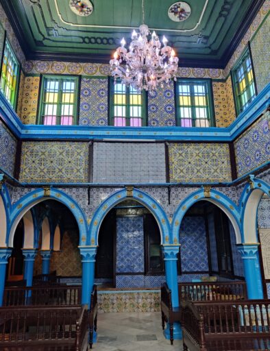 Découvrez la Synagogue de la Ghriba, site emblématique à proximité de notre maison d’hôte à Djerba, entre histoire et spiritualité.