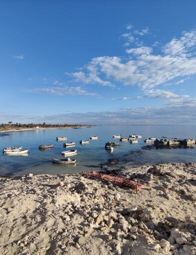 Évasion garantie à la plage Maressa, à deux pas de notre maison d’hôte à Djerba, entre sable fin et eaux turquoise.