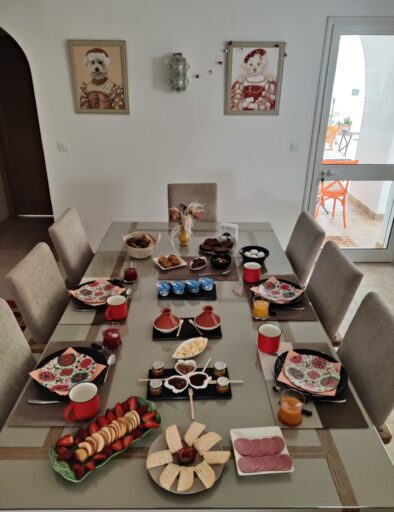 Petit-déjeuner raffiné au bord de la piscine dans notre maison d’hôte à Djerba