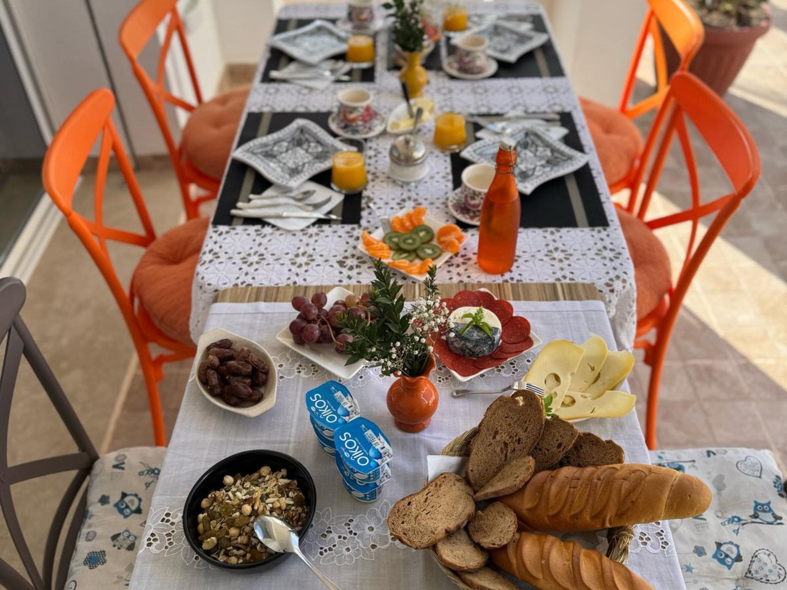 Petit-déjeuner raffiné au bord de la piscine dans notre maison d’hôte à Djerba